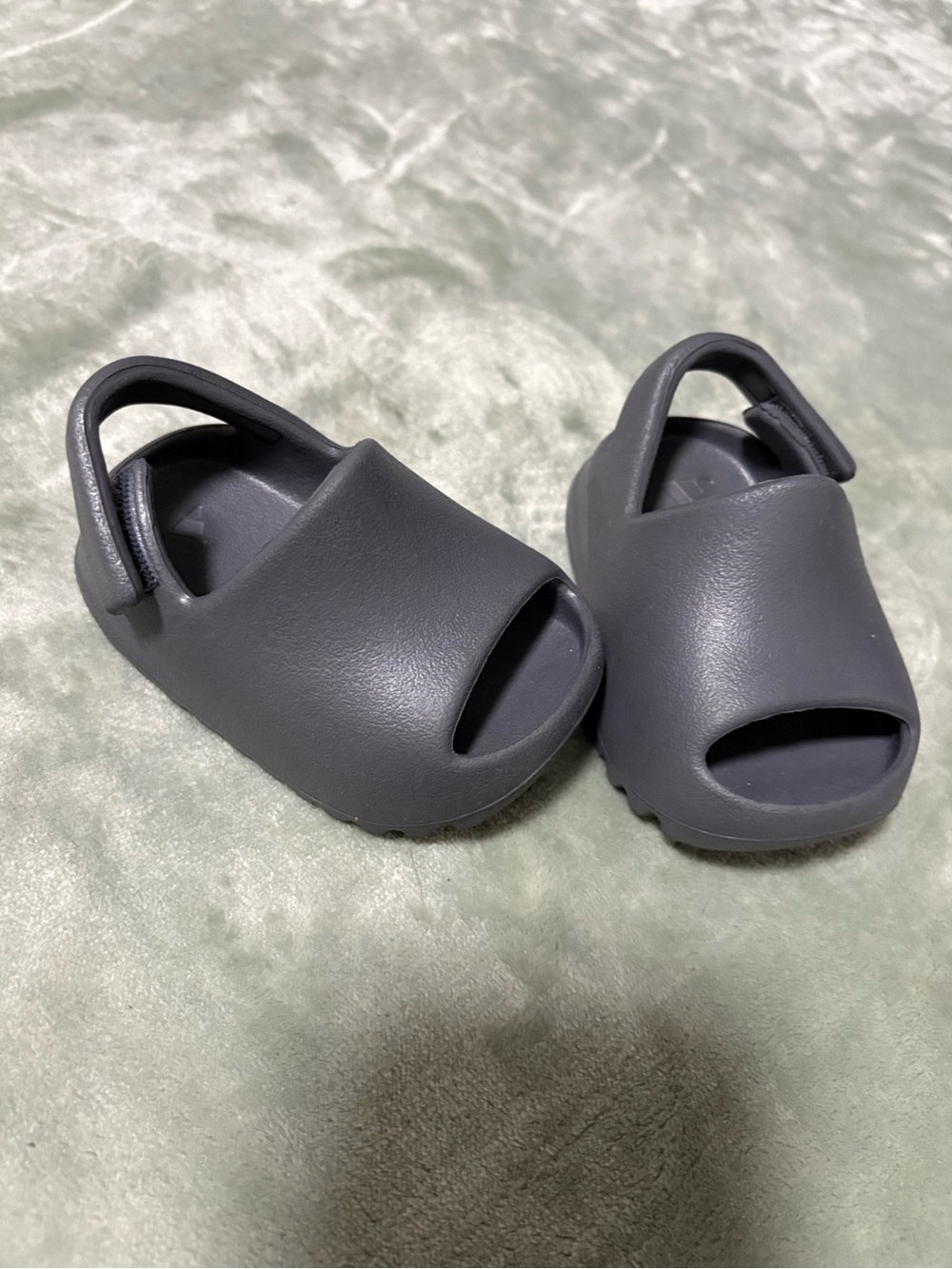 Yeezy slider in Charcoal Gray